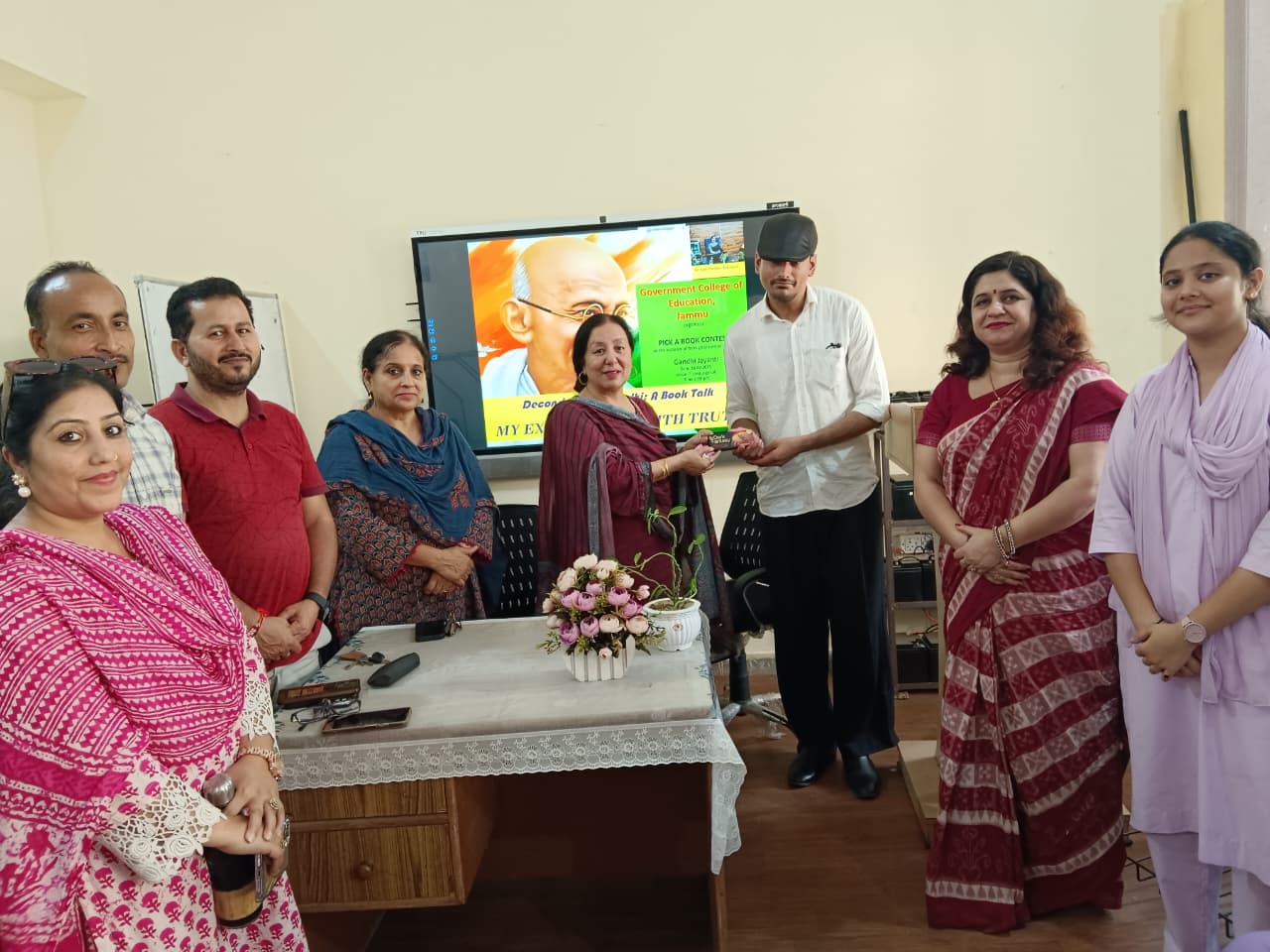 गांधी जयंती पर जीसीओई जम्मू में डिकोडिंग गांधी बुक टॉक का आयोजन गांधी जयंती पर जीसीओई जम्मू में डिकोडिंग गांधी बुक टॉक का आयोजन
