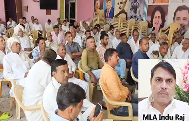सोनीपत: गोहाना के कांग्रेस कार्यालय में कार्यकर्ता और विधायक इंदुराज