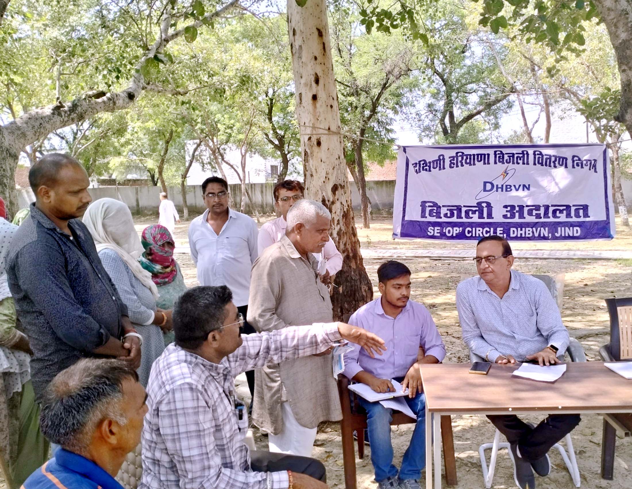 किशनपुरा गांव में शिकायतें सुनते एसई।