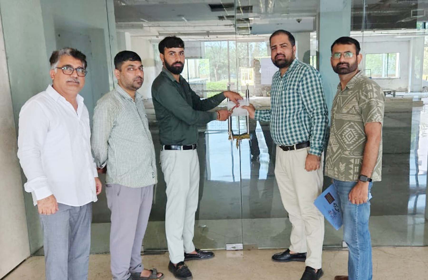 गुरुग्राम नगर निगम के जोन-1 में सीलिंग करते निगमकर्मी। गुरुग्राम नगर निगम के जोन-1 में सीलिंग करते निगमकर्मी।