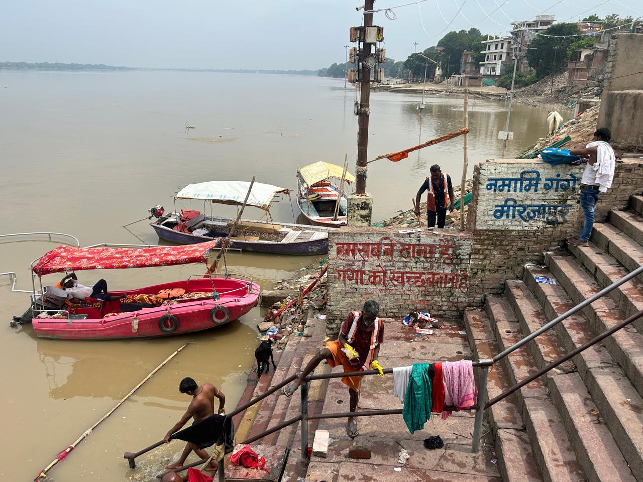 गंगा के पानी से भरा विंध्याचल का दीवान घाट। गंगा के पानी से भरा विंध्याचल का दीवान घाट।