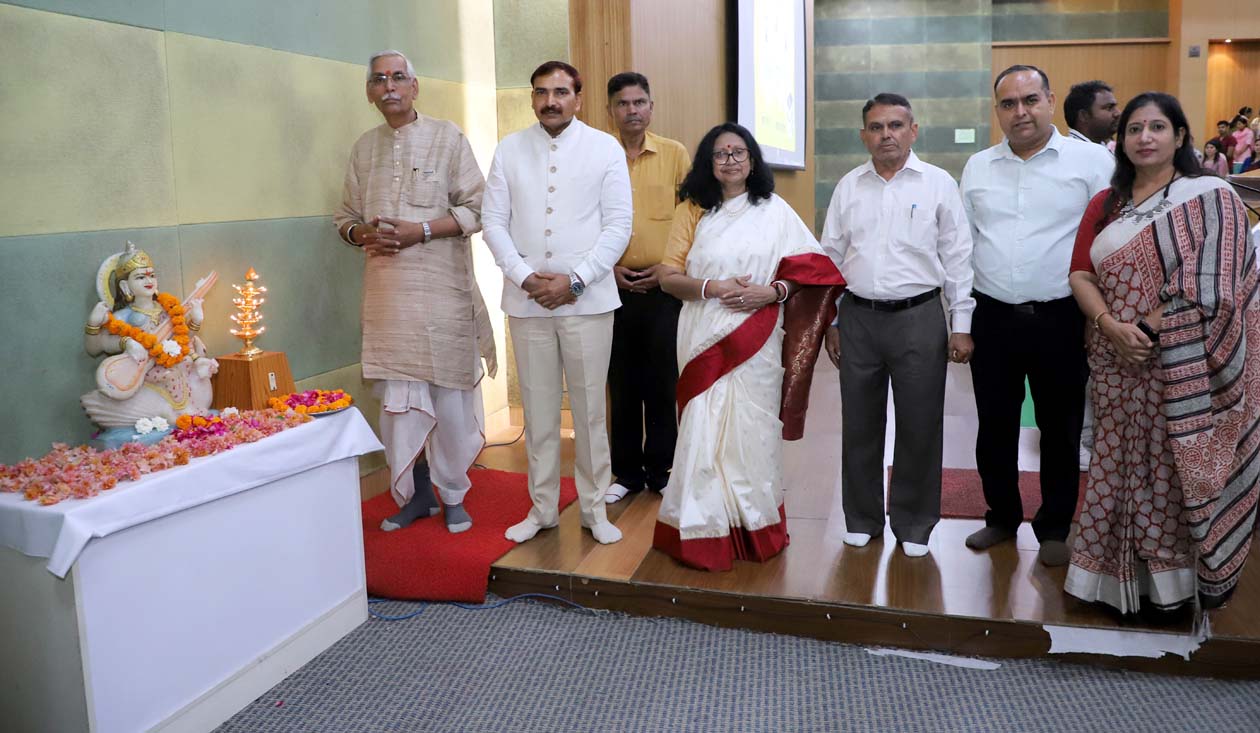 संगोष्ठी का उद्घाटन करते मुख्यातिथि प्रो. बलदेव भाई शर्मा एवं कुलपति प्रो. नरसी राम बिश्नोई।