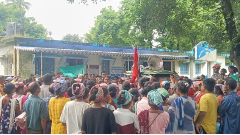 नागेश्वरी चाय बागान में विरोध प्रदर्शन करते श्रमिक