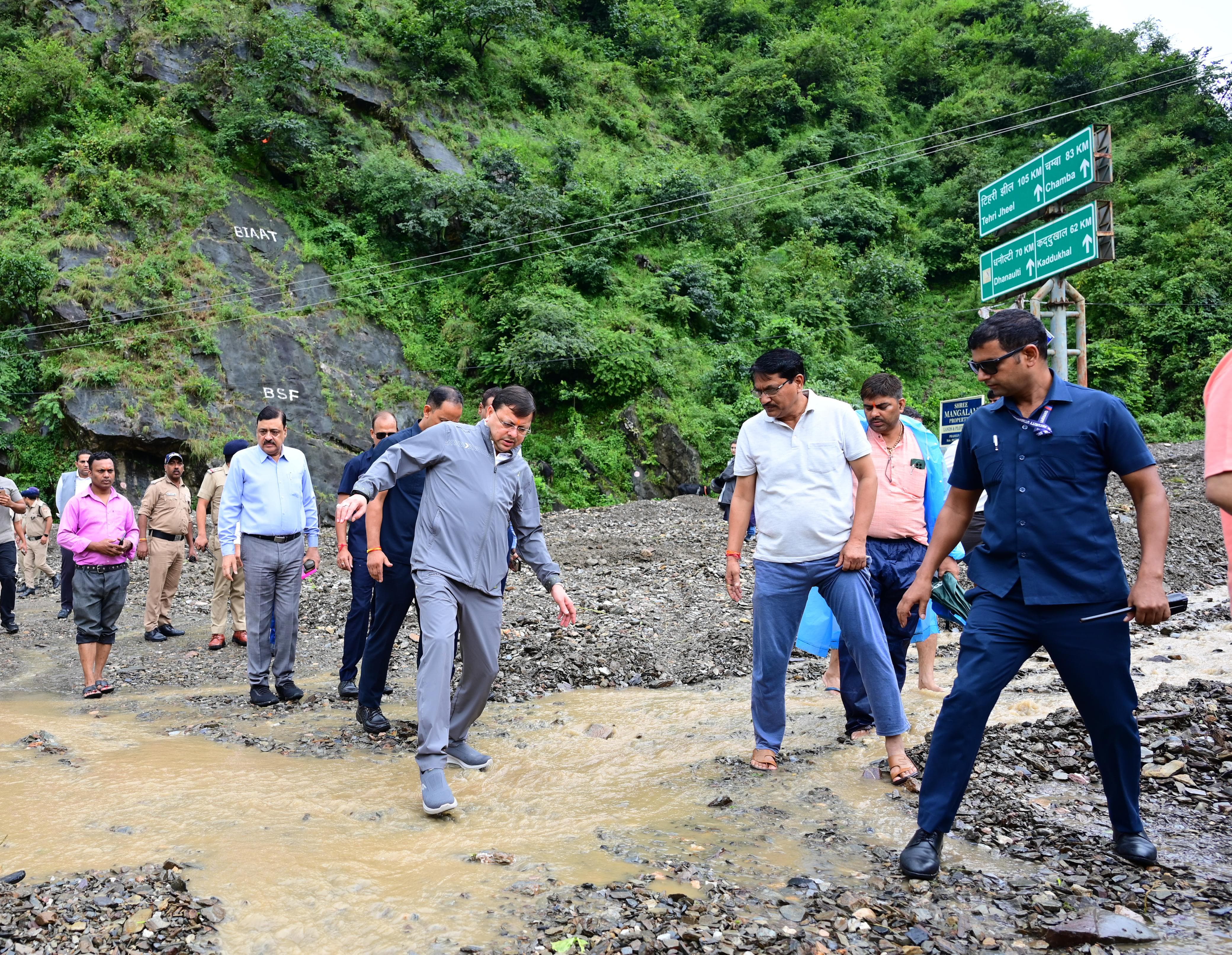 आपदा प्रभावित क्षेत्रों का दौरा करते मुख्यमंत्री।