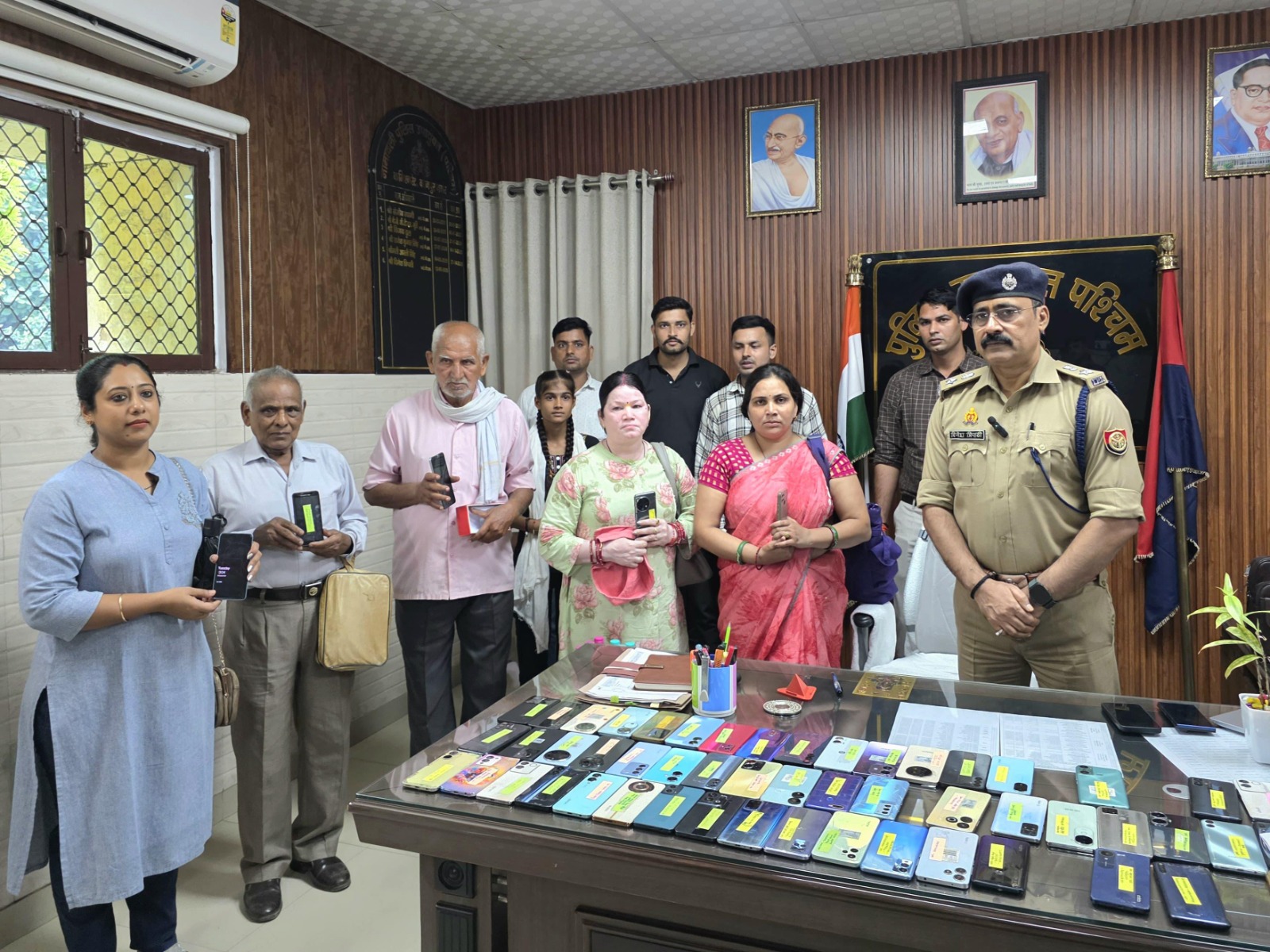 पुलिस उपायुक्त पश्चिम दिनेश त्रिपाठी व मोबाइल धारकों के  साथ लिया गया छायाचित्र