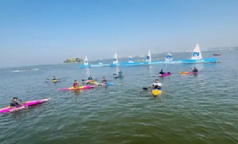 सेलिंग प्रतियोगिता बड़ी झील में