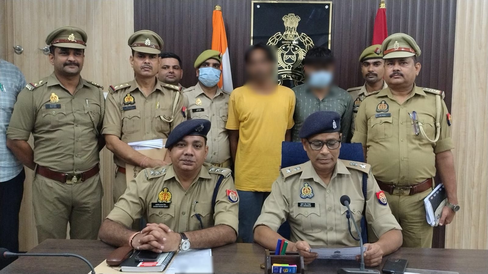 ₹1,64,96,474 की साइबर धोखाधड़ी करने के आरोप में गिरफ्तार दो आरोपित।