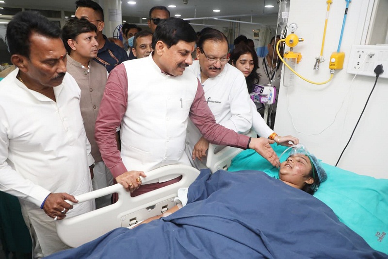 मुख्यमंत्री ने इंदौर हादसे के घायलों का हालचाल जाना मुख्यमंत्री ने इंदौर हादसे के घायलों का हालचाल जाना