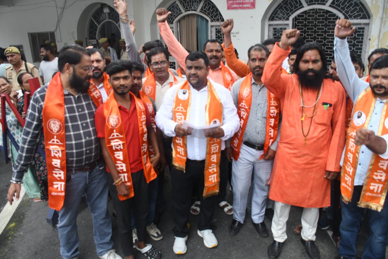 शिवसेना  के प्रदेश महासचिव मनोज उर्फ लल्लन दुबे पर गोरखपुर में हुए हमले के विरोध में नारेबाजी करते शिव सैनक।