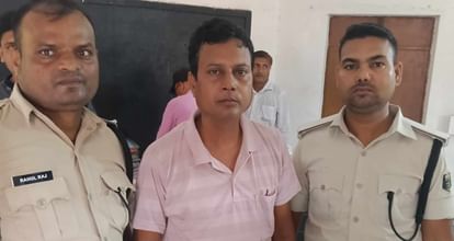 पुलिस गिरफ्त में कप्यूटर ऑपरेटर