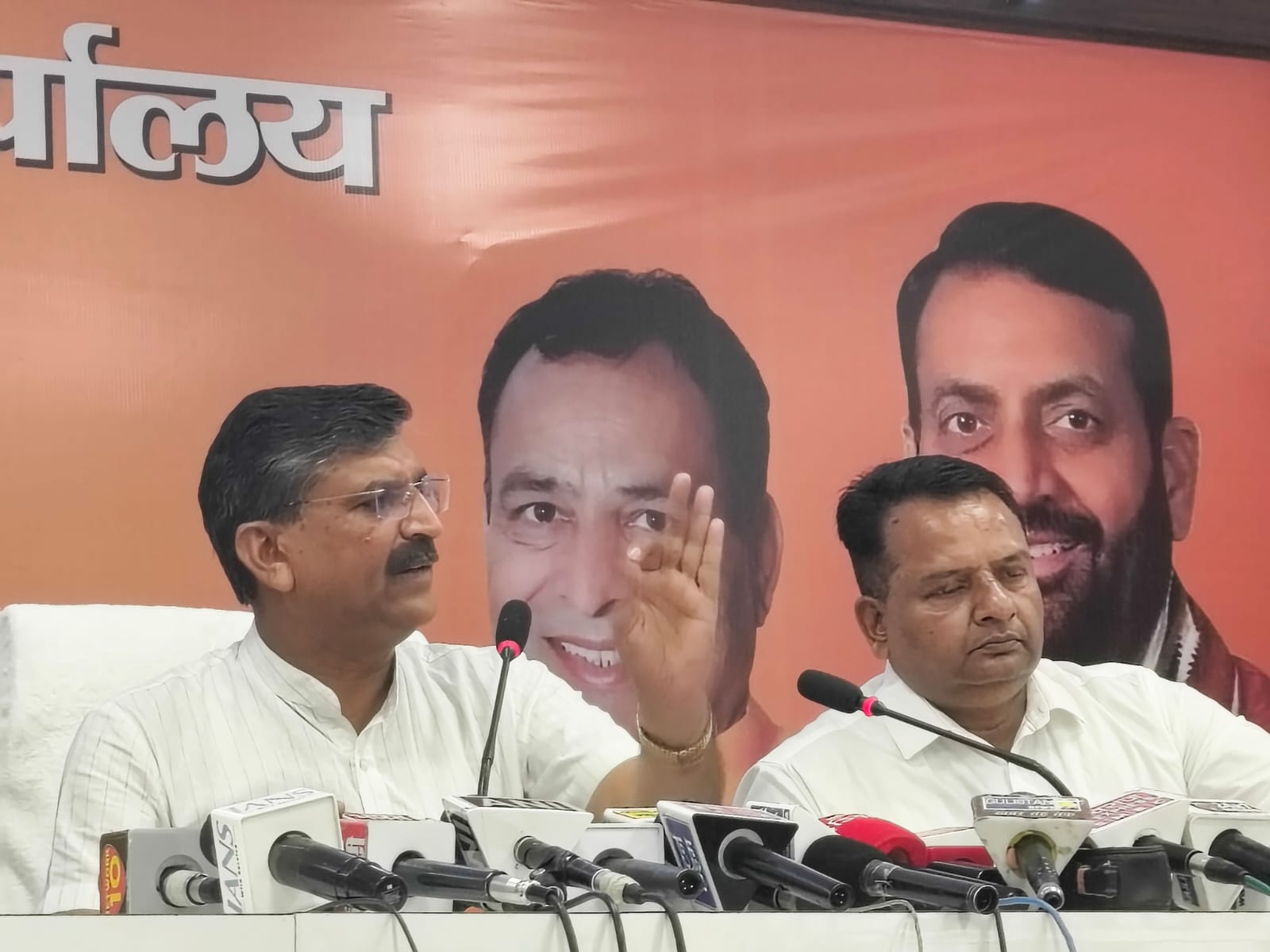 हरियाणा के सामाजिक न्याय अधिकारिता मंत्री कृष्ण बेदी चंडीगढ़ में पत्रकारों से बातचीत करते हुए