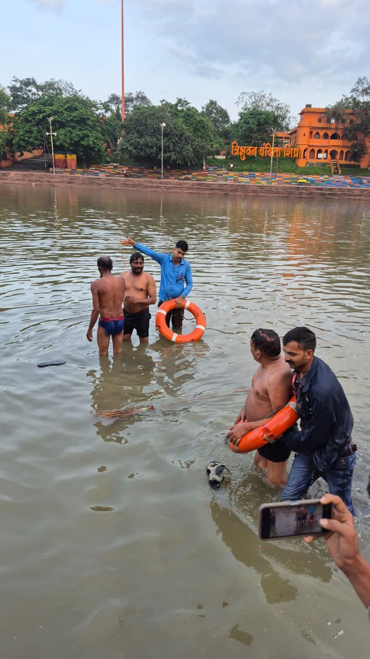 आंध्र प्रदेश के दो श्रद्धालुओं को डूबने से बचाया