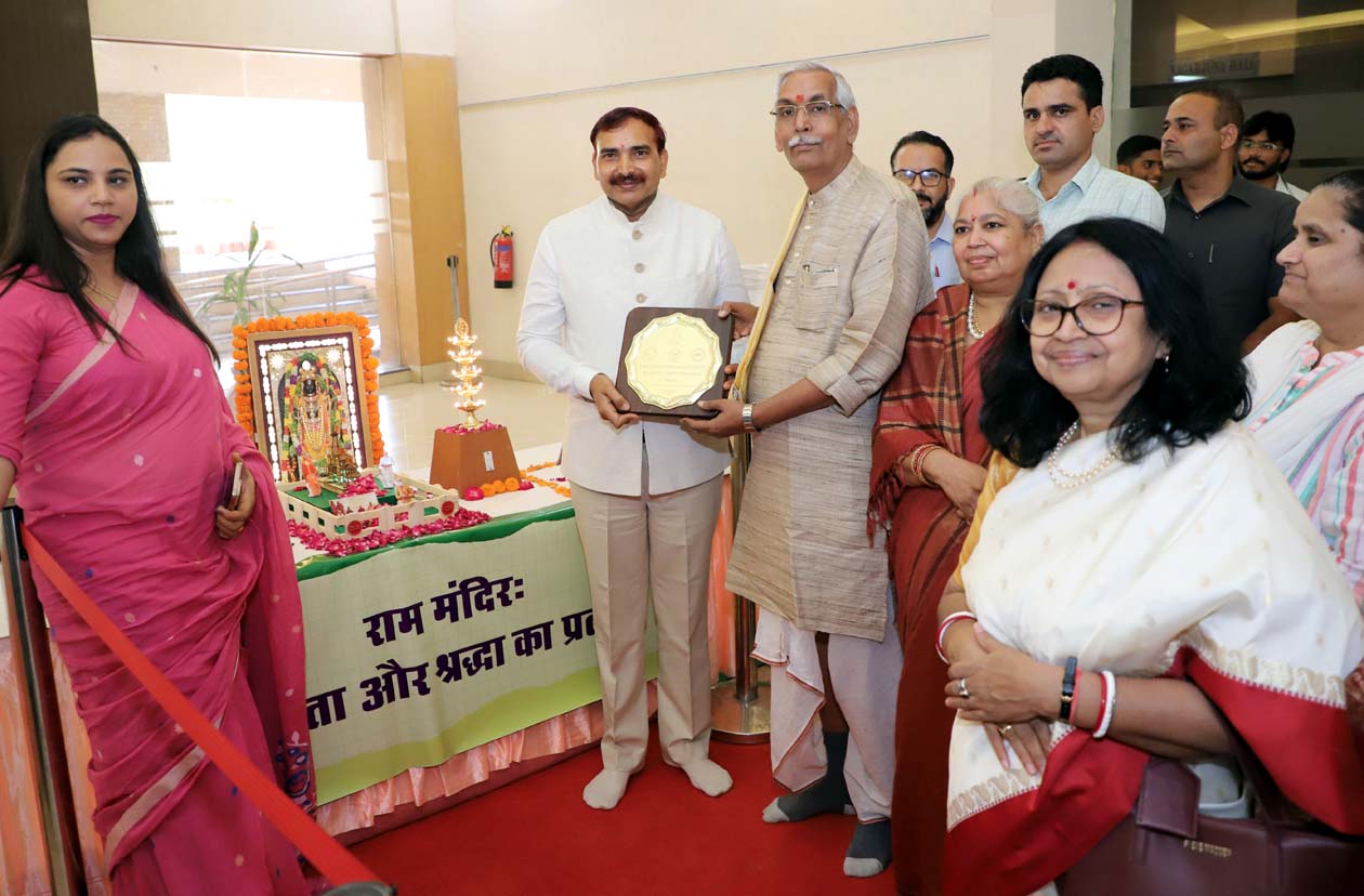 प्रदर्शनी में श्री राम मंदिर मॉडल का अवलोकन करते मुख्यातिथि प्रो. बलदेव भाई शर्मा एवं कुलपति प्रो. नरसी राम बिश्नोई।