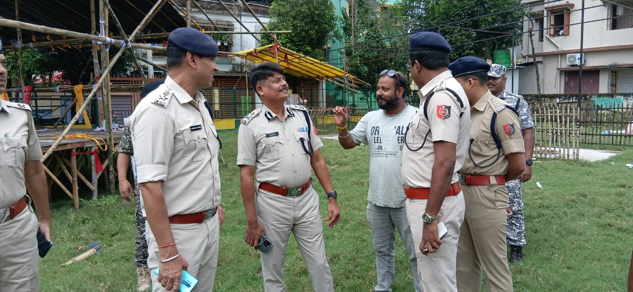 पूजा आयोजकों से बात करते सिलीगुड़ी पुलिस कमिश्नर
