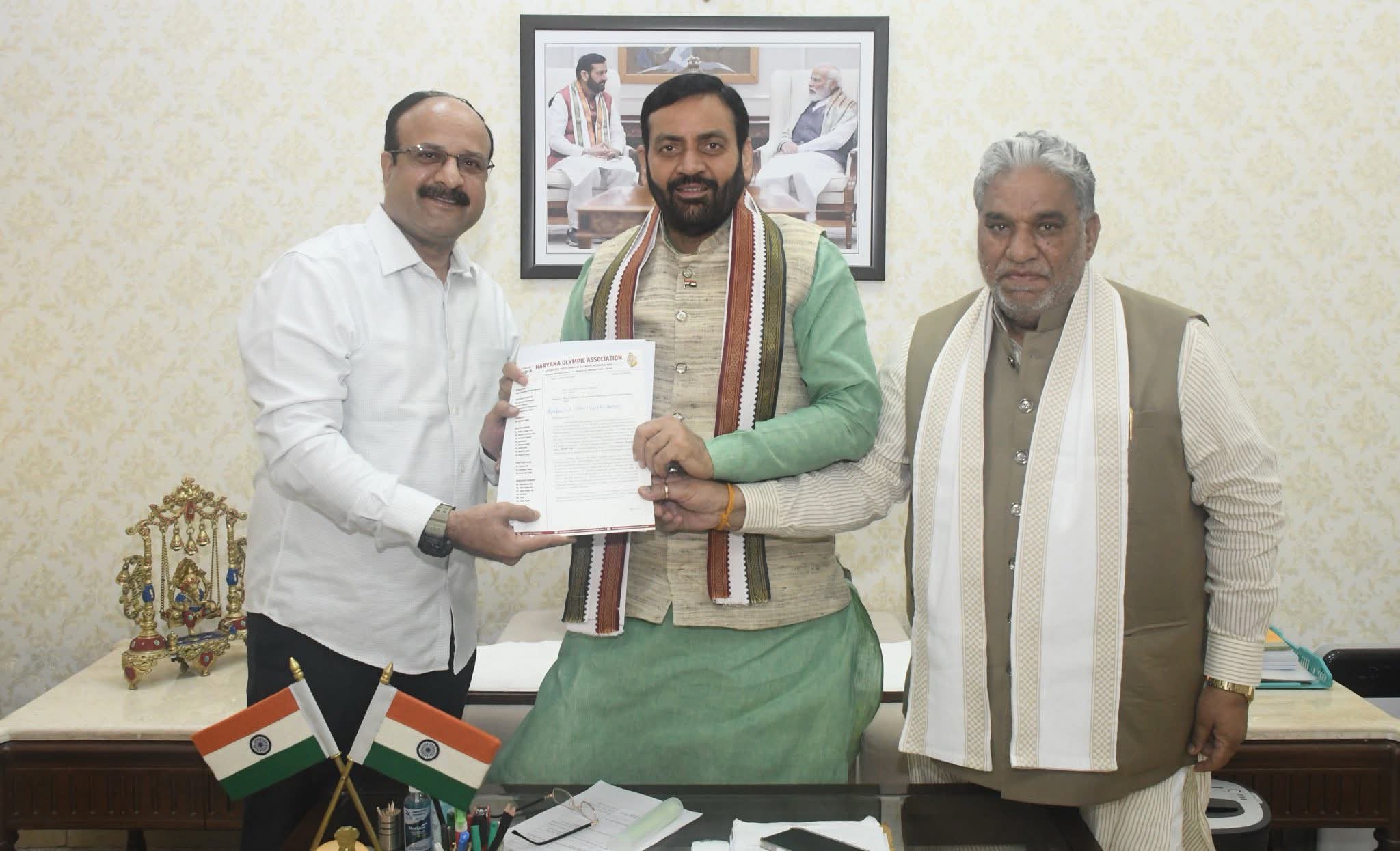 हरियाणा ओलंपिक संघ के अध्यक्ष व महासिचव मुख्यमंत्री नायब सैनी से मुलाकात करते हुए