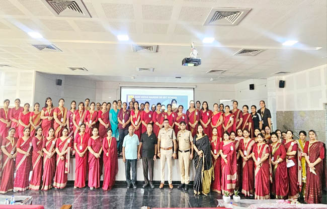 सोनीपत:छात्राओं को साइबर अपराधों से बचाव के प्रति जागरूक के दौरान  का समूह चित्र