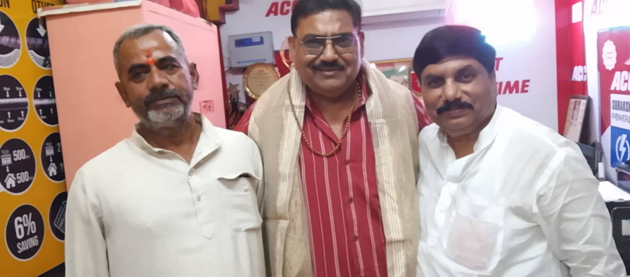 नवीन कपूर का स्वागत करते भाजपा महानगर अध्यक्ष