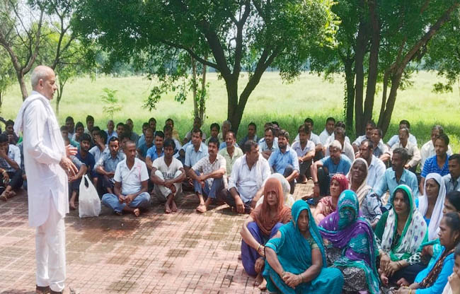 सोनीपत: सीटू नेता आनंद शर्मा मुरथल स्थित  विश्वविद्यालय में संबोधित करते हुए