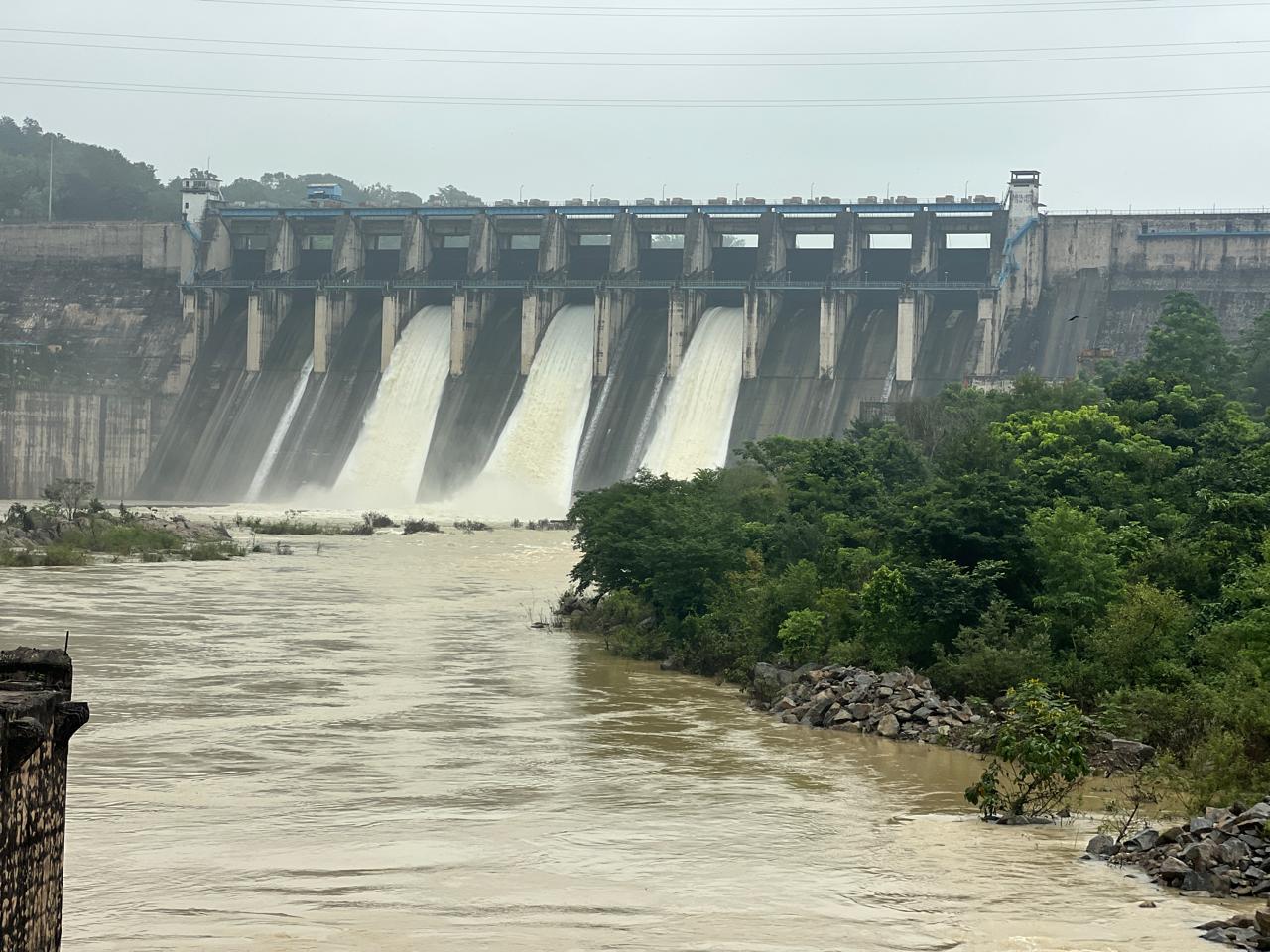 तीन गेट खोलकर बाढ़ के पानी को नियंत्रित करने की कार्रवाई