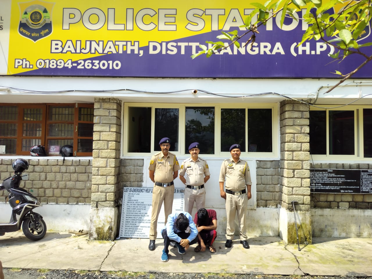 चरस के मामले में गिरफ्तार दो आरोपी। चरस के मामले में गिरफ्तार दो आरोपी।