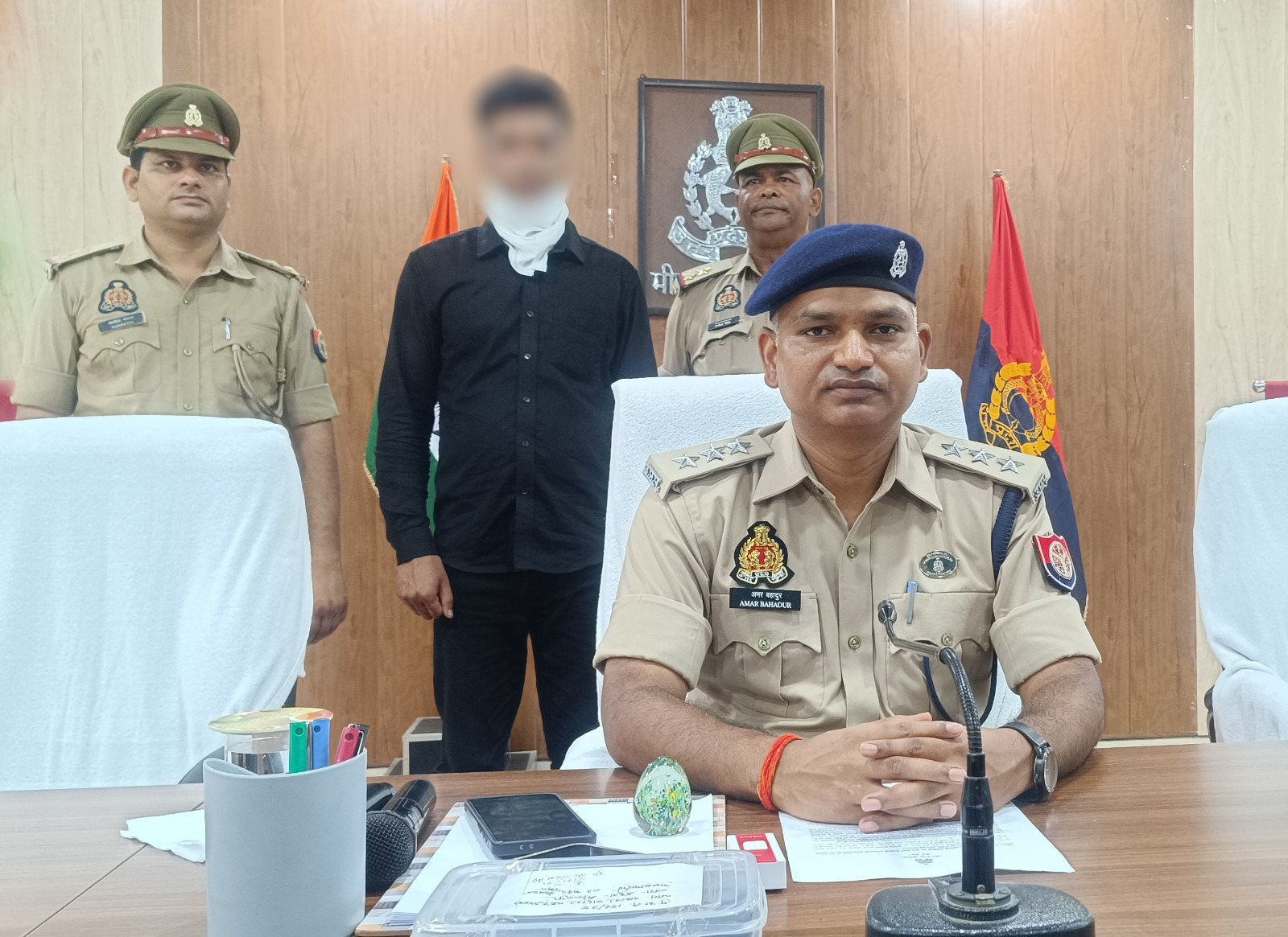 गिरफ्तार आरोपी के साथ क्षेत्राधिकारी सदर अमर बहादुर।