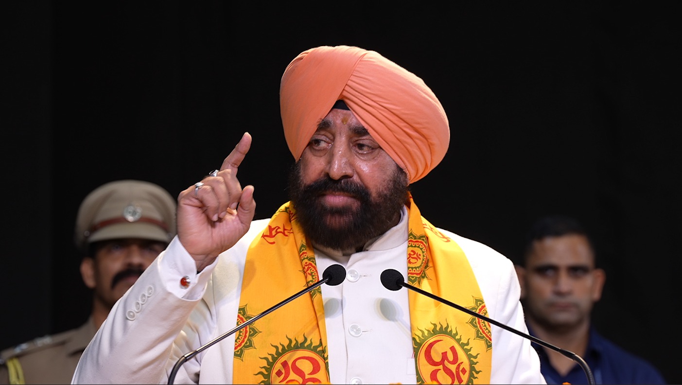 राज्यपाल संबोधित करते हुए