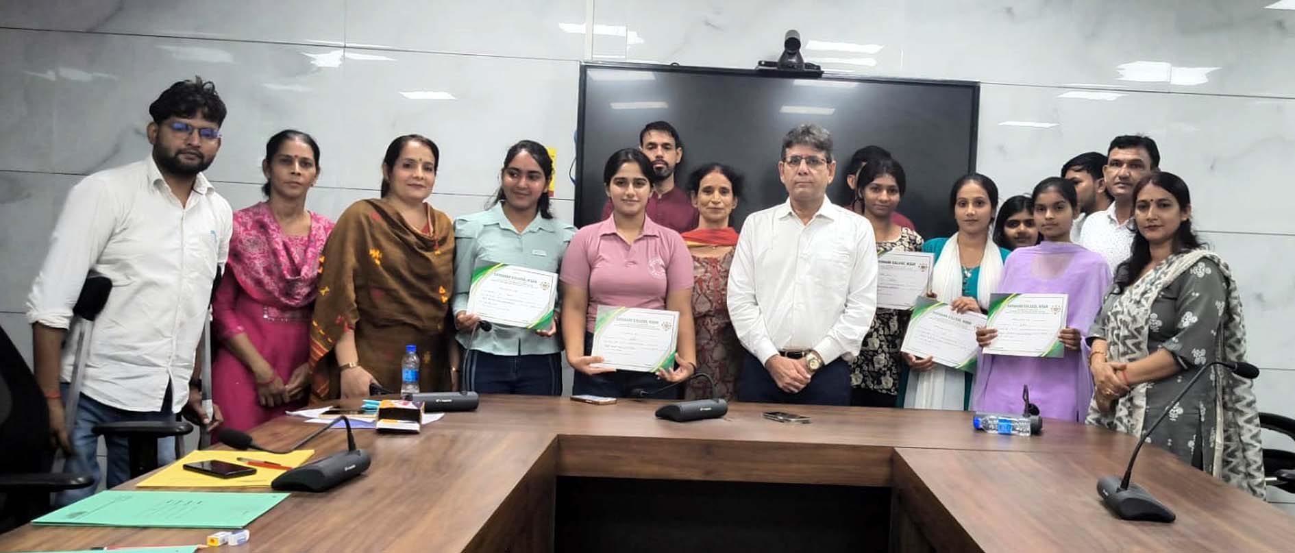प्रतियोगिताओं के विजेताओं को सम्माानित करते प्राचार्य डॉ. विक्रमजीत सिंह।