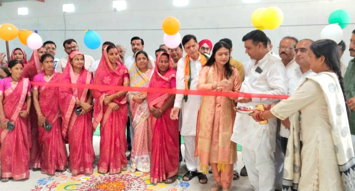 महिलाओं के उपक्रम का शुभारंभ करते अतिथि