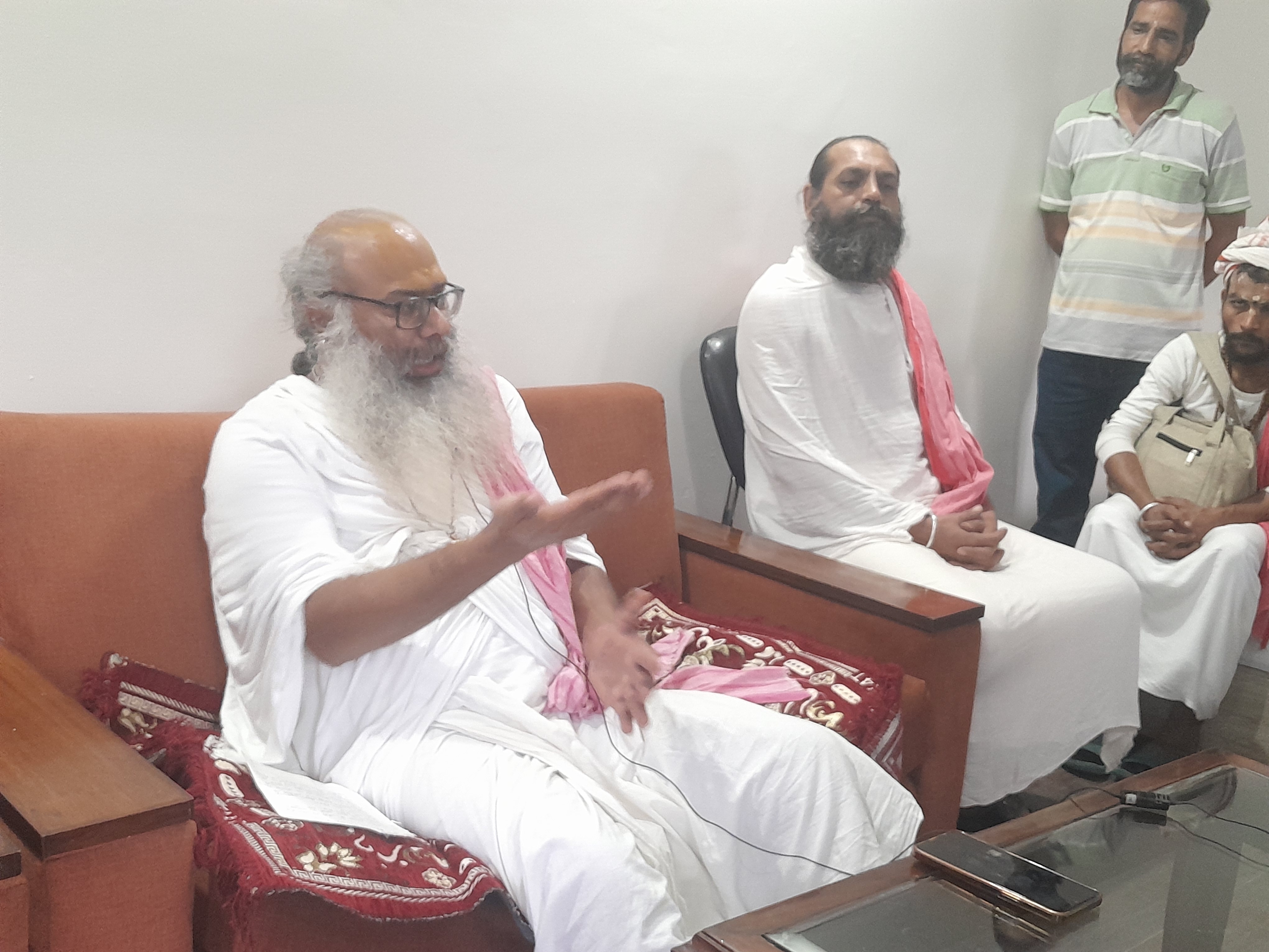 मंडी में पत्रकारों से बता करते हुए स्वामी हरिओम जी।