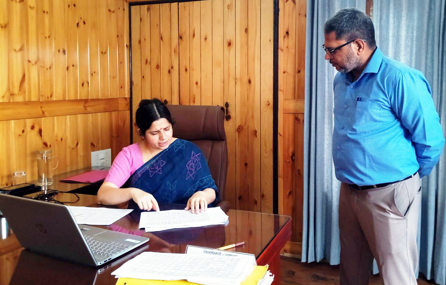 जिला विकास प्राधिकरण का निरीक्षण करतीं डीएम वंदना सिंह।