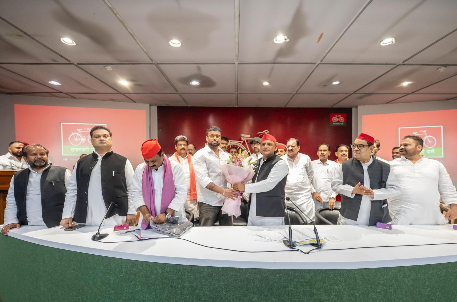 अखिलेश यादव पार्टी मुख्यालय में पंजाबी सिंगर से मिलकर जानकारी देते हुए।