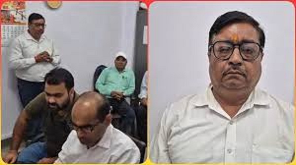 बाबू को 500 रूपये की रिश्वत लेते रंगे हाथों पकड़ा