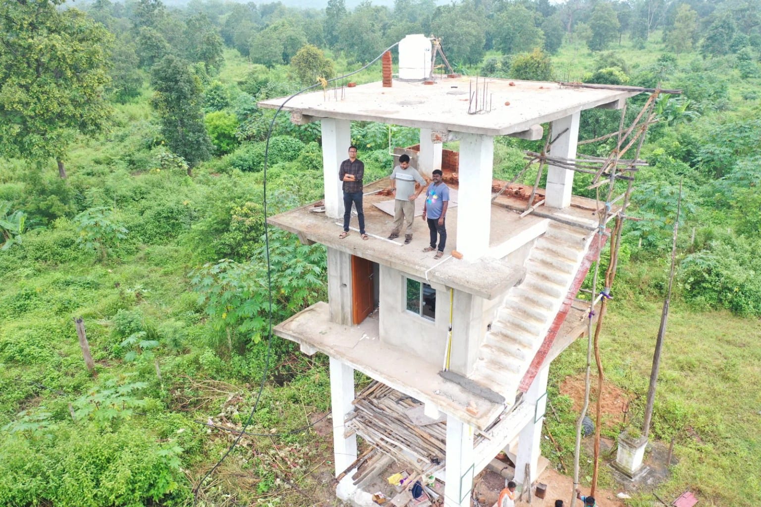 जंगल क्षेत्र में बना वाच टावर।