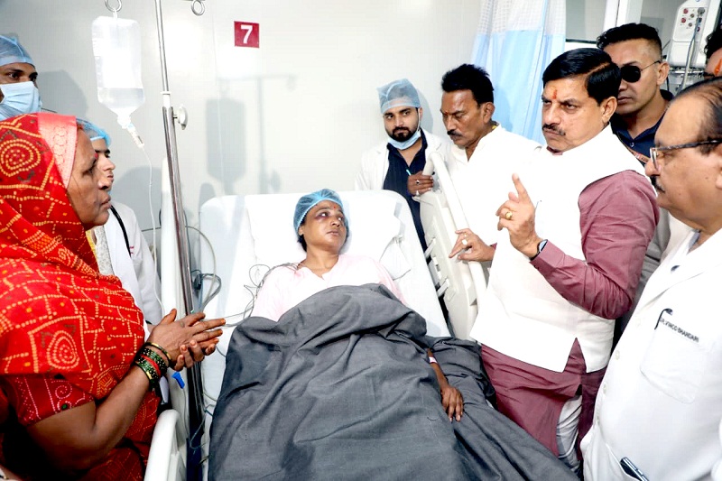 मुख्यमंत्री ने इंदौर हादसे के घायलों का हालचाल जाना मुख्यमंत्री ने इंदौर हादसे के घायलों का हालचाल जाना