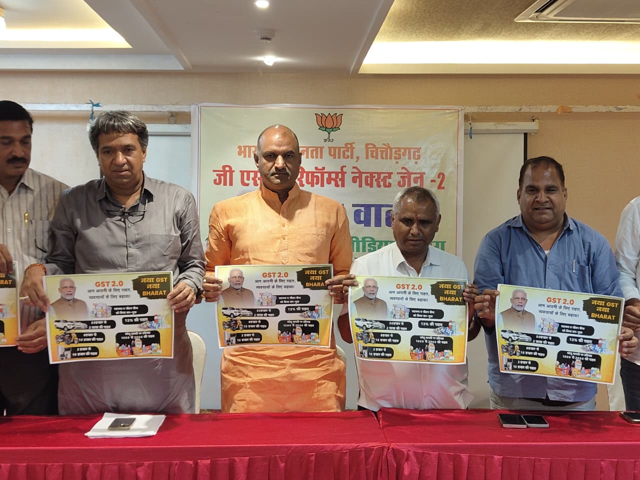 चितौड़गढ़ में मीडिया से बात करते सांसद सीपी जोशी।