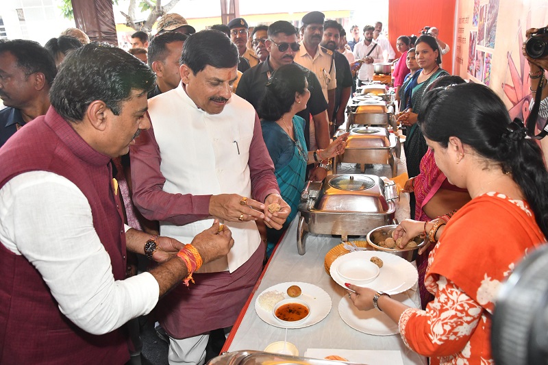 मुख्यमंत्री डॉ. मोहन यादव ने भोपाल हाट में स्थानीय व्यंजनों का स्वाद लिया