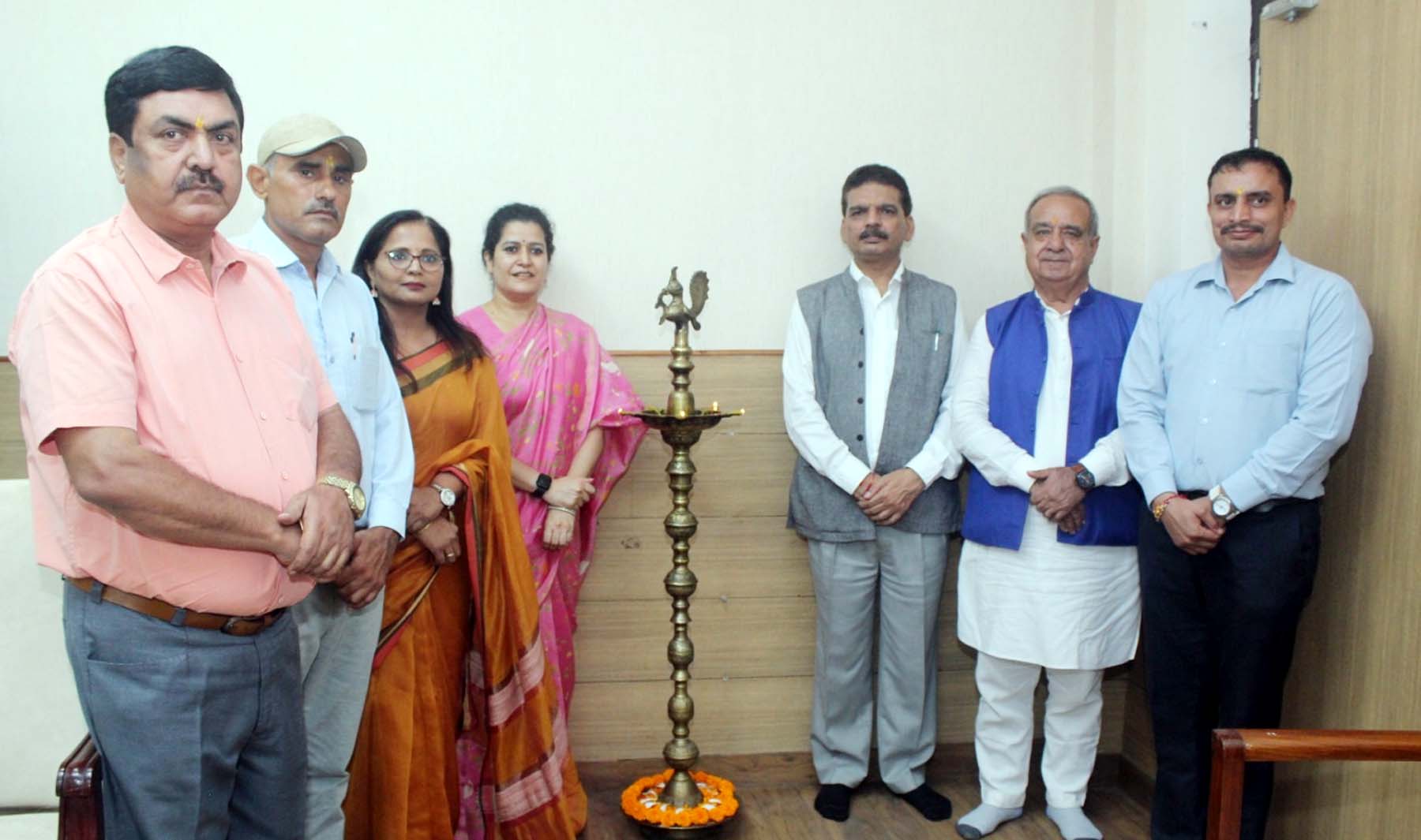 गुरुग्राम विवि में सेवा प्रबोधन कार्यक्रम में दीप प्रज्जवलन के दौेरान मौजूद अतिथि।