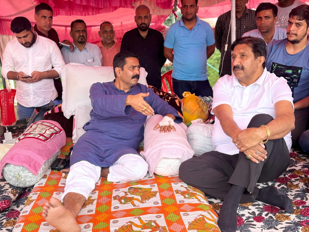 विधायक चंद्रशेखर से वार्ता करते हुए उप मुख्यमंत्री मुकेश अग्निहोत्री।