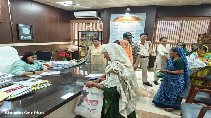 ग्वालियर में कलेक्टर ने की जनसुनवाई ग्वालियर में कलेक्टर ने की जनसुनवाई