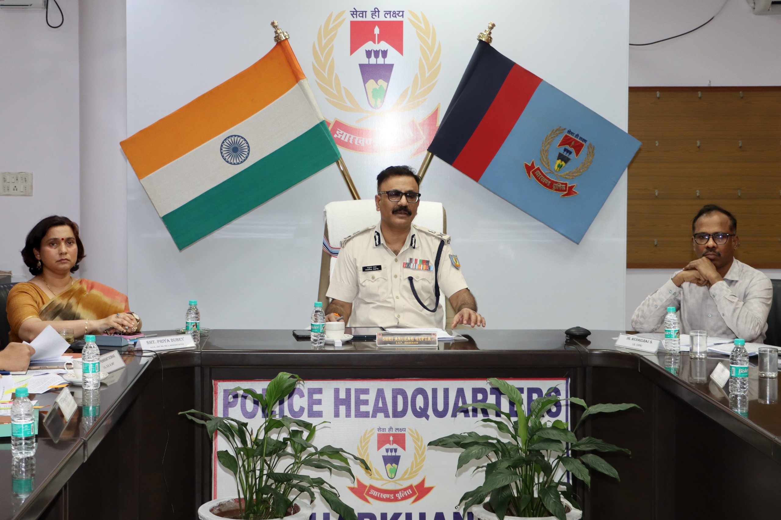 डीजीपी बैठक करते हुए डीजीपी बैठक करते हुए