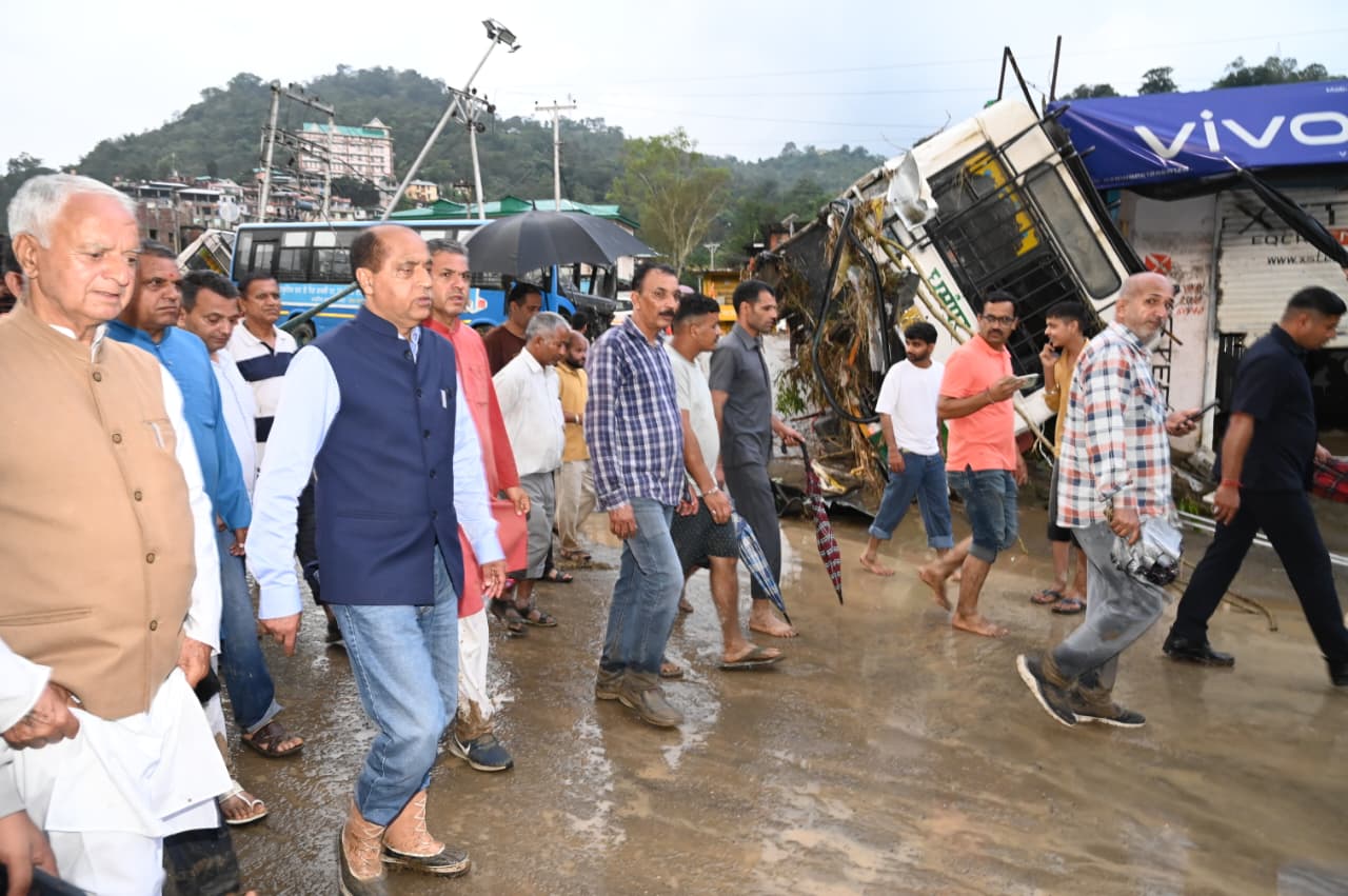 पूर्व मुख्यमंत्री जयराम ठाकुर धर्मपुर में हुए नुक्सान का जायजा लेते हुए।