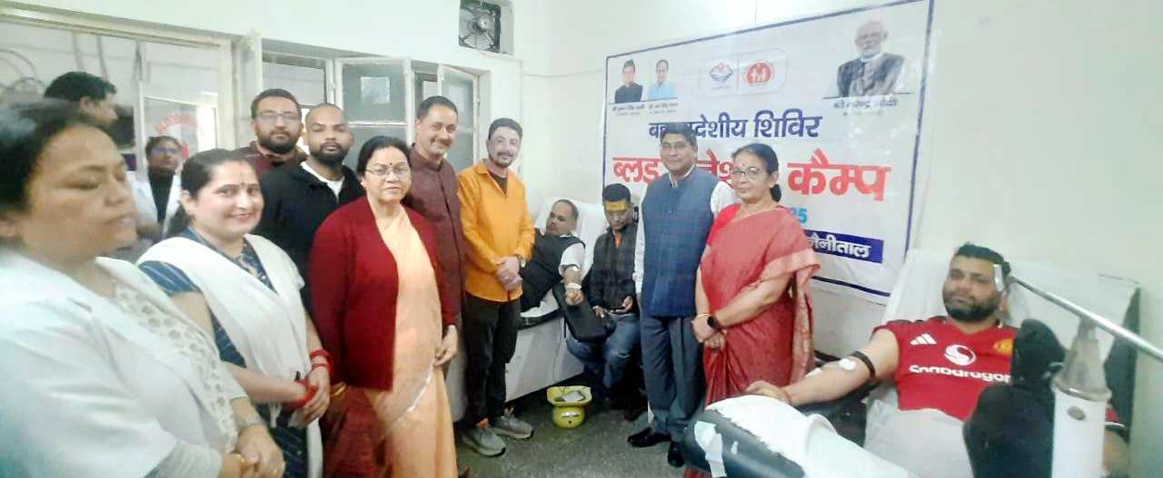 बीडी पांडे जिला चिकित्सालय में रक्तदान करते भाजपा कार्यकर्ता, उपस्थित पालिकाध्यक्ष भी ।