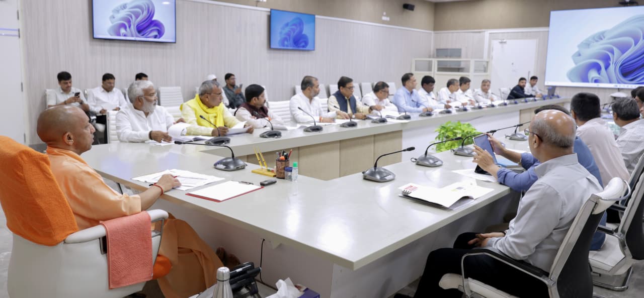 बैठक करते मुख्यमंत्री
