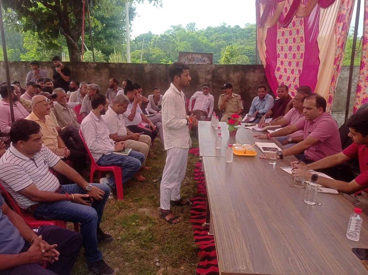 SDM Hiranagar heard the problems in the public grievance redressal camp in Dingamb, gave instructions to the concerned departments for solution