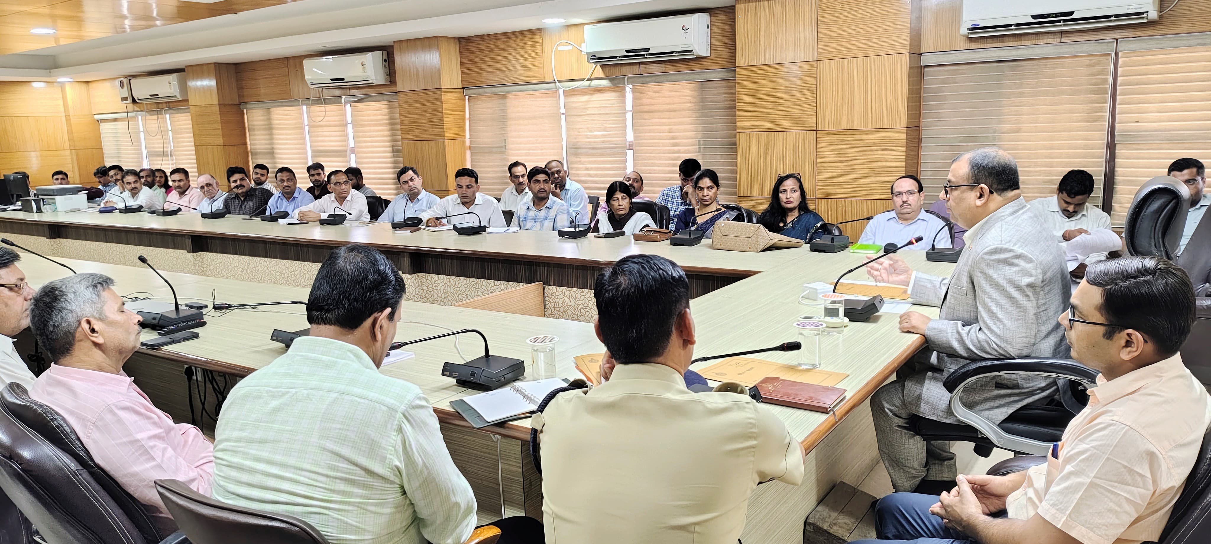 लघु सचिवालय में अधिकारियों की बैठक लेते राष्ट्रीय मानव अधिकार आयोग के स्पेशल मॉनिटर बालकृष्ण गोयल।