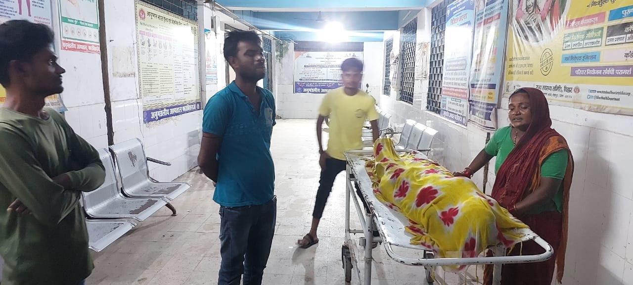 अररिया फोटो:रात में अनुमंडलीय अस्पताल में मृतका और परिजन