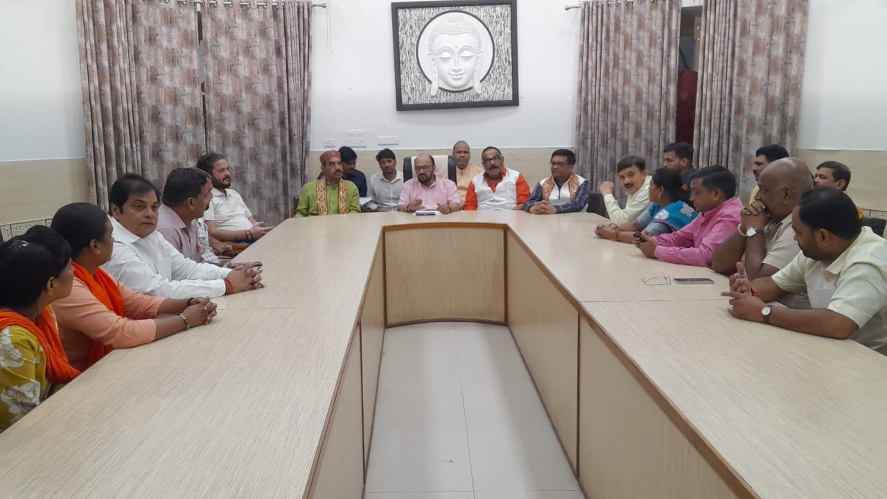 बैठक करते मंत्री योगेंद्र उपाध्याय व अन्य का छायाचित्र