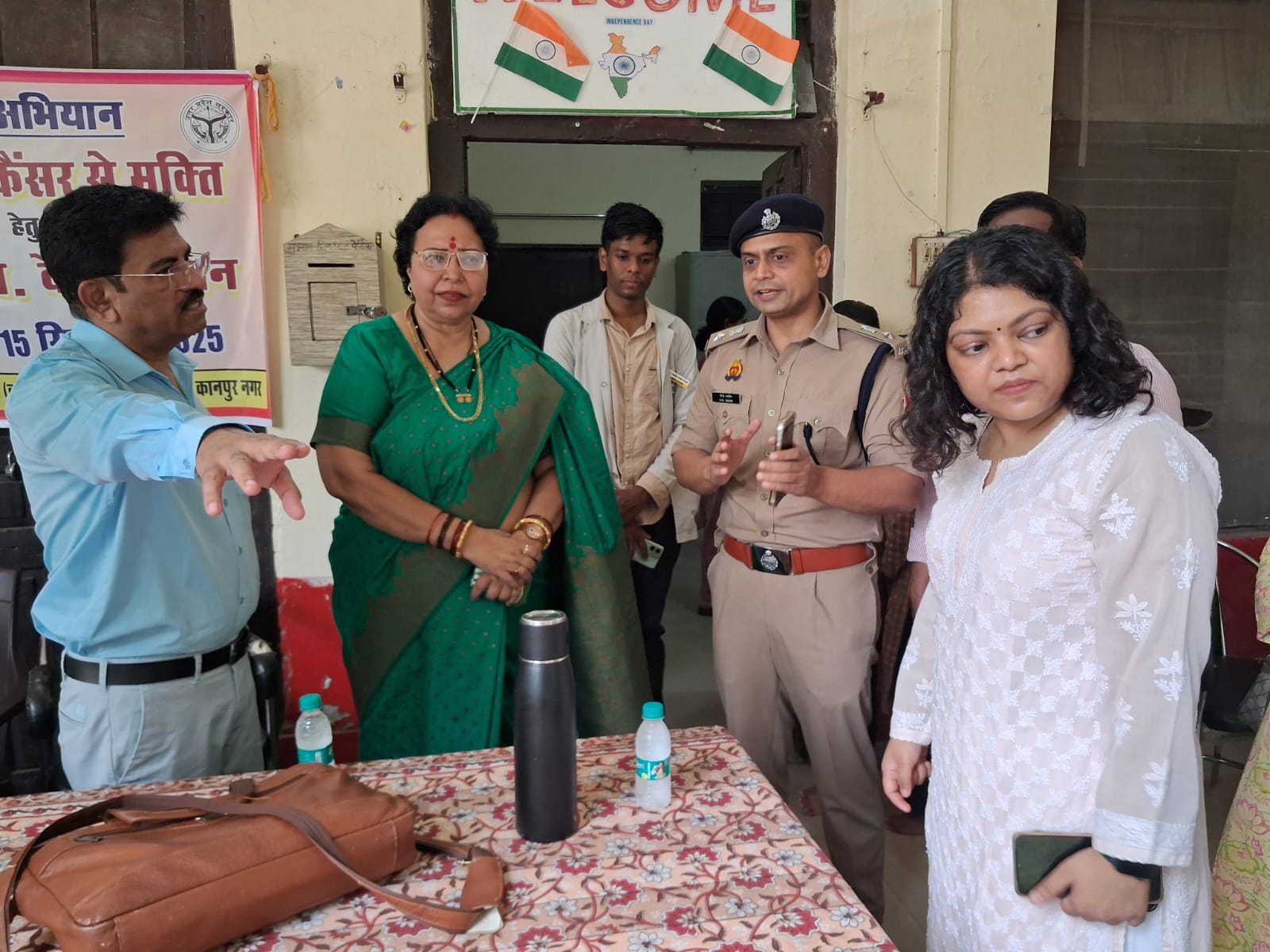 कार्यक्रम की।जानकारी देते सीएमओ डॉ हरि दत्त नेमी, महिला कल्याण निगम लखनऊ अध्यक्ष कमलावती सिंह, पुलिस उपायुक्त (मुख्यालय) एसएम कासिम और सीडीओ दीक्षा जैन का छायाचित्र (बाएं से दाएं)