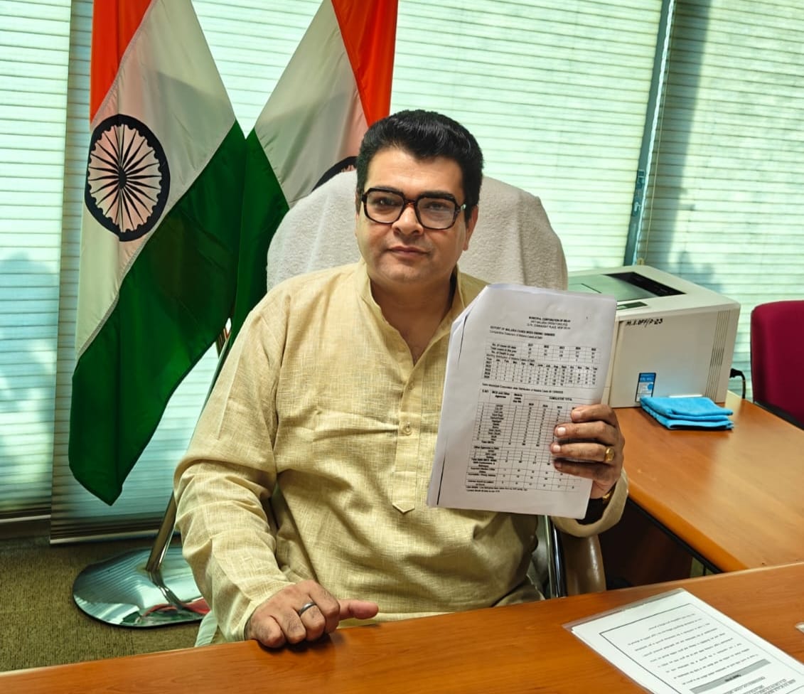 एमसीडी में नेता प्रतिपक्ष अंकुश नारंग रिपोर्ट दिखाते हुए।