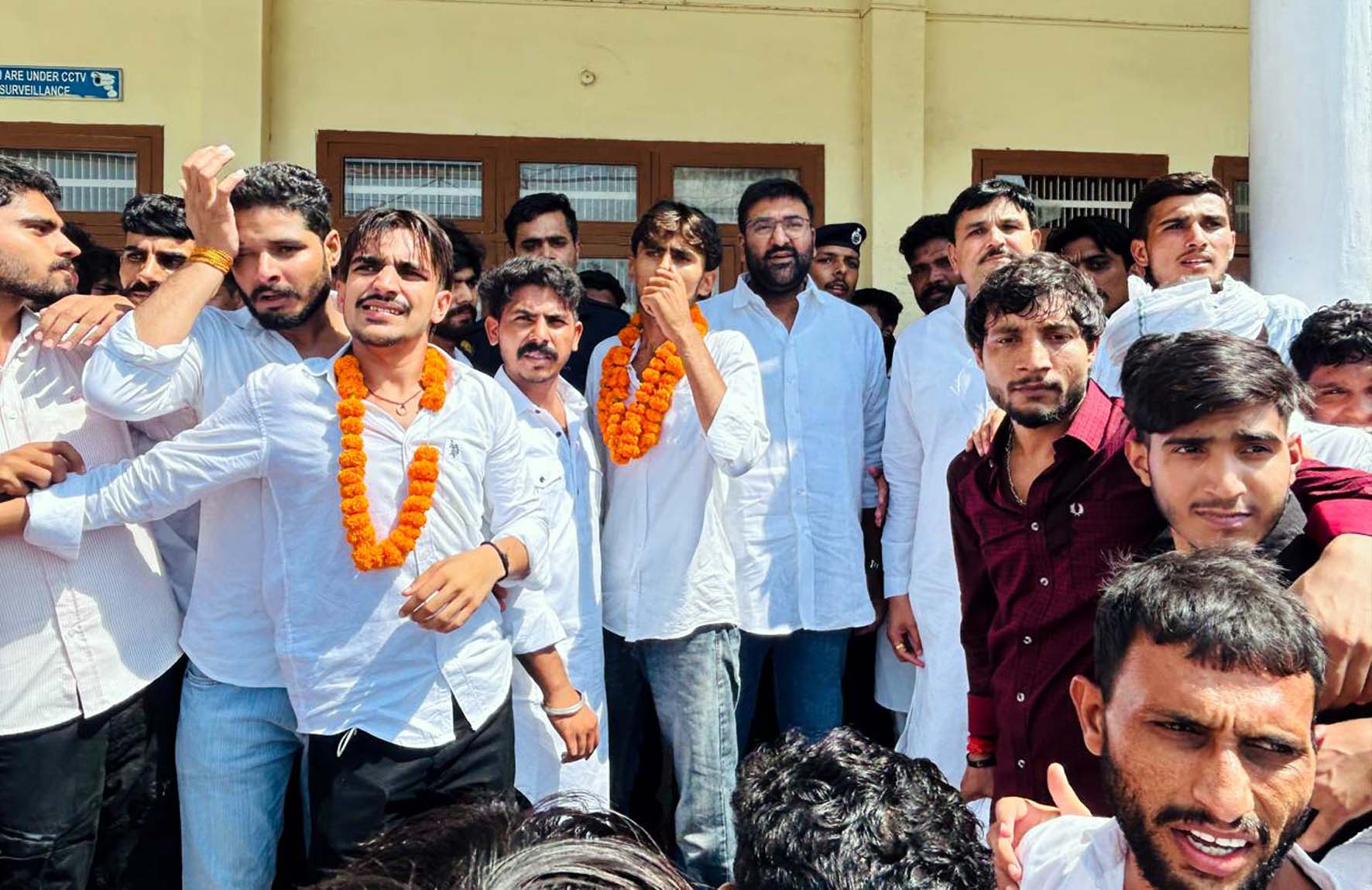 नवनियुक्त पदाधिकारियों के साथ अर्जुन चौटाला व अन्य।